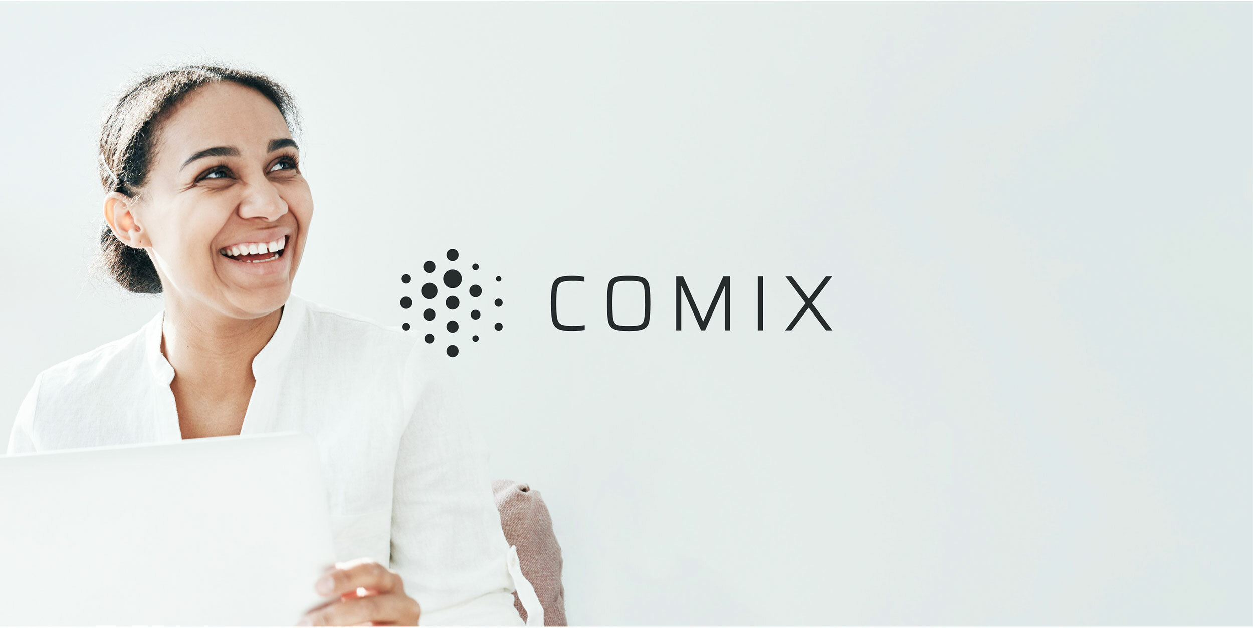 Comix Logo, im Hintergrund eine lächelnde Frau