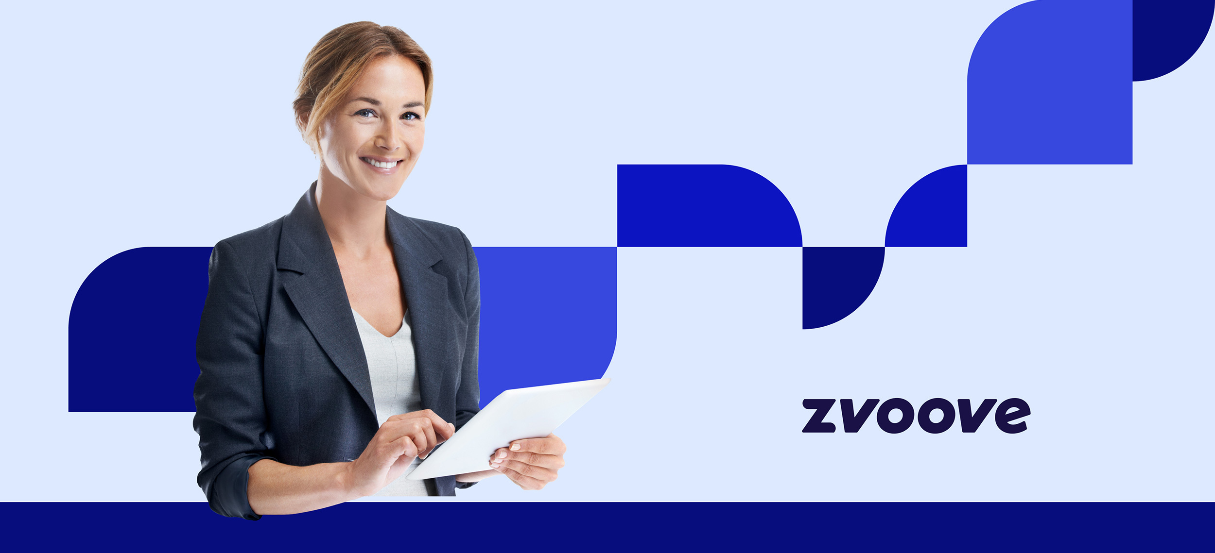 Zvoove Logo, dabei eine Frau im Vordergrund und das Zvoove-Pattern im Hintergrund